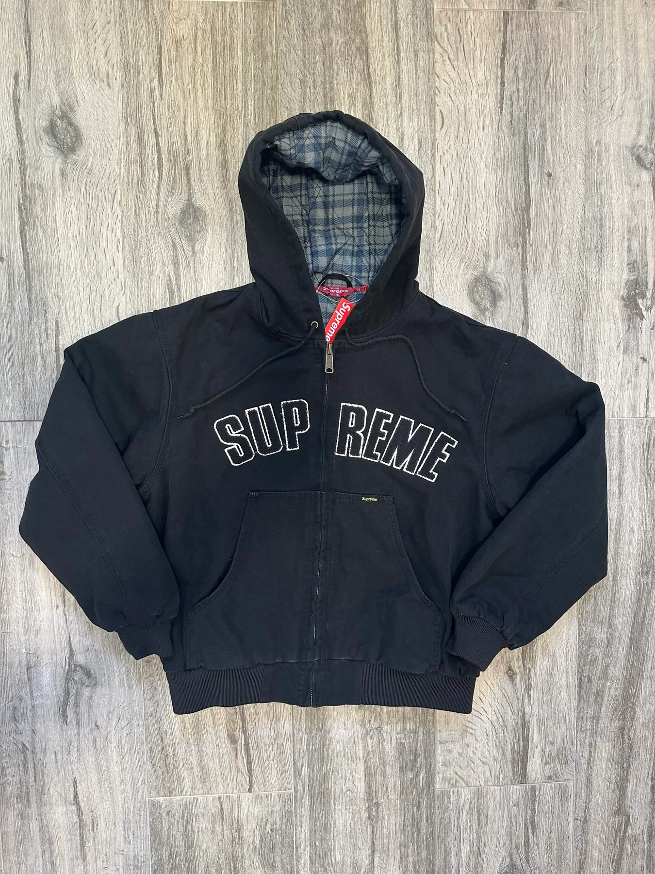 أمام سترة Supreme الظلام