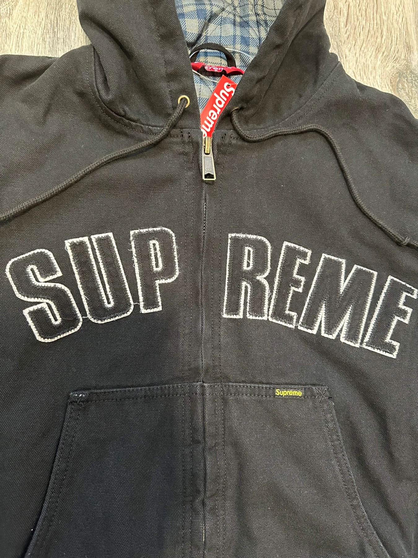 صورة مقربة لأحرف Supreme والسحاب
