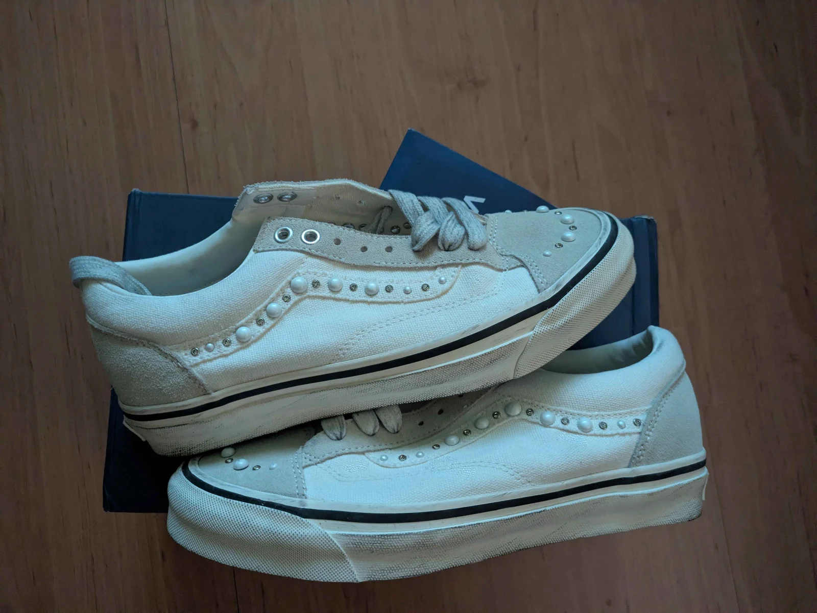 يظهر زوج Vans الخفيف من الجانب