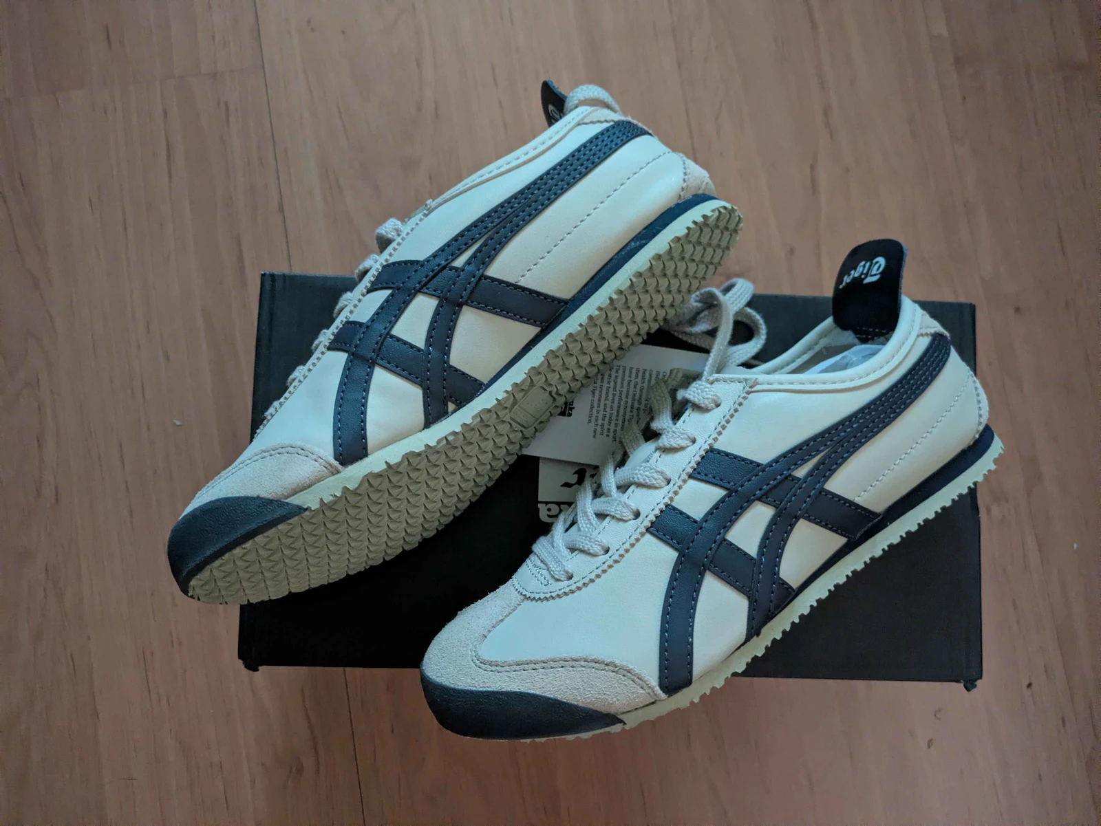 منظر جانبي لزوج Onitsuka Tiger المخطط