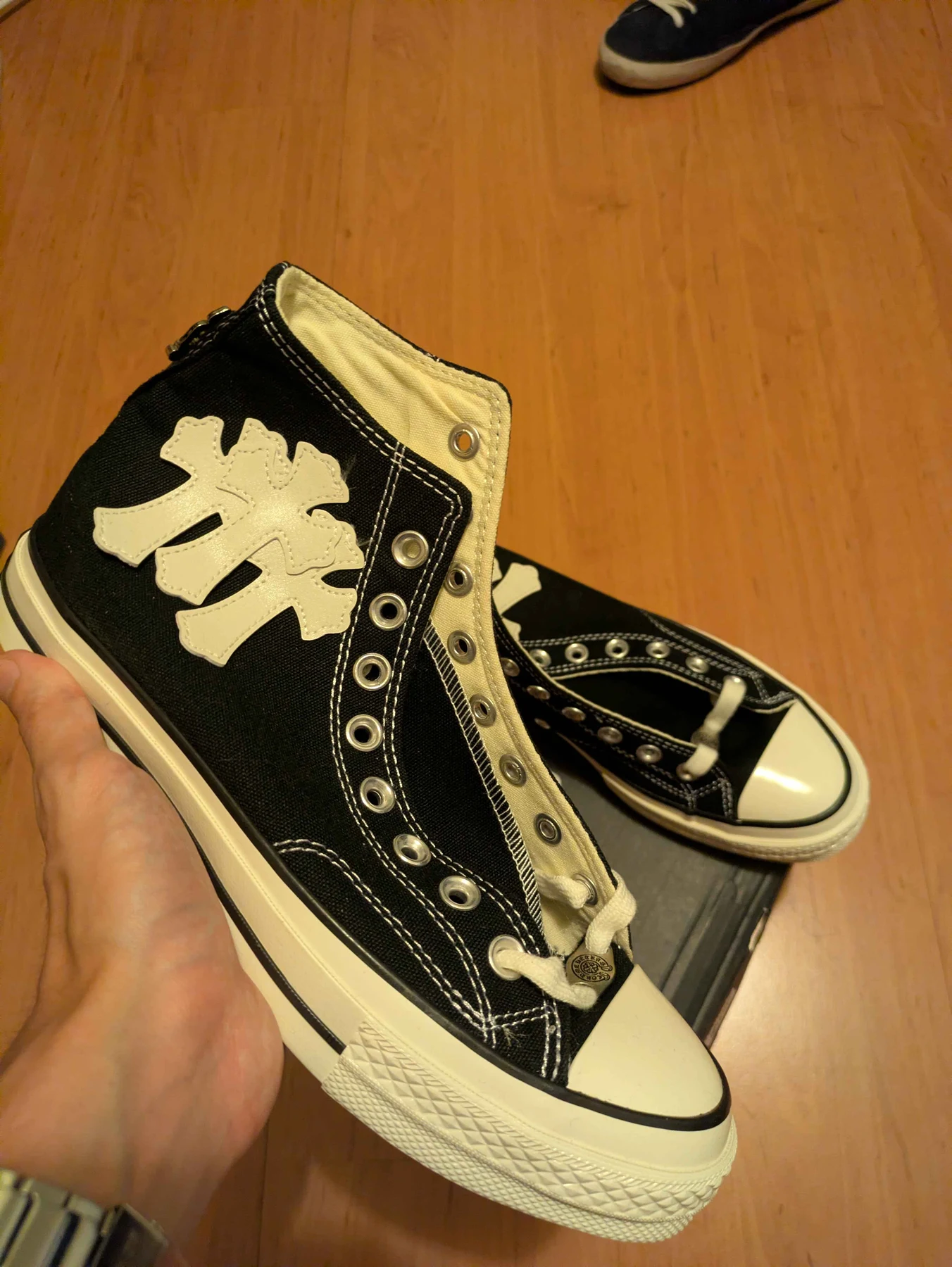 قمم عالية داكنة على طراز Chrome Hearts